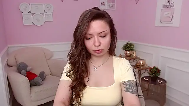 LucySkilar online show from April 2, 4:10 am