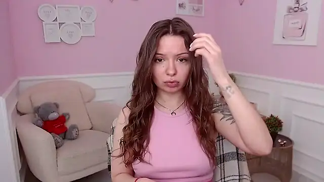 LucySkilar online show from April 3, 4:10 am