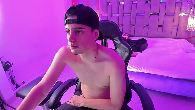 Snapshot of Maximo__ chatting on November 18, 8:57 pm Maximo online show from November 18, 8:57 pm