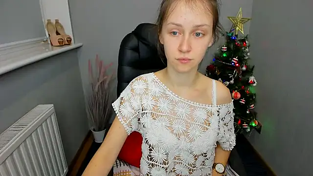 Snapshot of AfinaCutie chatting on January 13, 2:11 pm AfinaCutie online show from January 13, 2:11 pm
