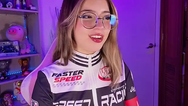 EmilyMiller  online show from April 16, 3:13 pm