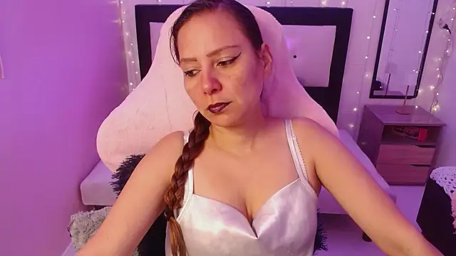 camila delarosa online show from June 6, 12:32 pm
