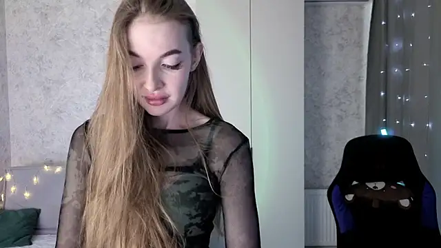 Snapshot of LissaCain chatting on April 19, 4:23 am LissaCain online show from April 19, 4:23 am