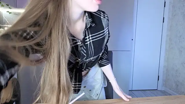 Snapshot of LissaCain chatting on April 22, 5:32 am LissaCain online show from April 22, 5:32 am