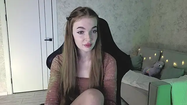 Snapshot of LissaCain chatting on May 17, 8:23 am LissaCain online show from May 17, 8:23 am