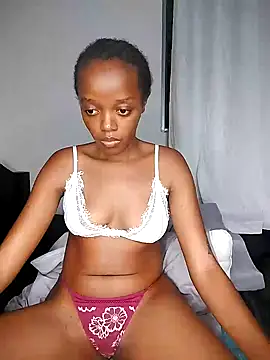 Snapshot of Bella_kiki chatting on January 5, 8:21 pm Bella kiki online show from January 5, 8:21 pm