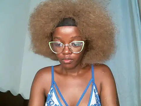 Snapshot of Bella_kiki chatting on March 12, 2:52 am Bella kiki online show from March 12, 2:52 am