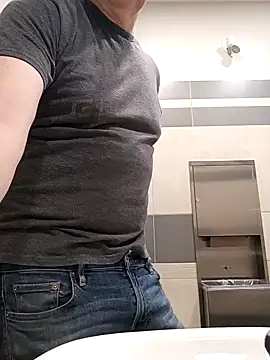 Snapshot of massive_cum chatting on October 24, 5:42 pm massive cum online show from October 24, 5:42 pm