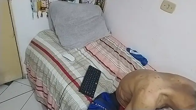 Snapshot of UncutToyBoy23cm chatting on March 22, 3:20 am UncutToyBoy23cm online show from March 22, 3:20 am