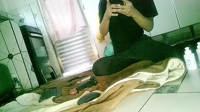 Snapshot of UncutToyBoy23cm chatting on October 21, 7:25 pm UncutToyBoy23cm online show from October 21, 7:25 pm