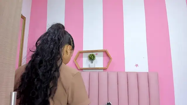 ISABELLA 020 online show from March 21, 11:15 am