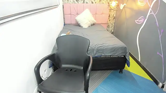 EmmaaEvans  online show from January 17, 11:59 am