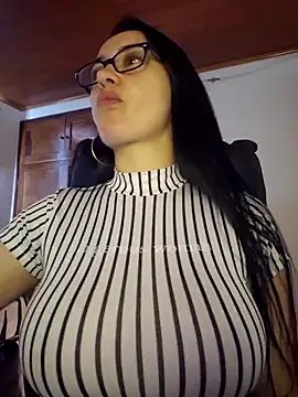 preetypeach online show from October 19, 6:19 pm