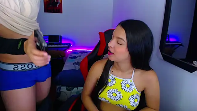 Snapshot of jessi_and_boy chatting on November 10, 4:28 pm jessi and boy online show from November 10, 4:28 pm