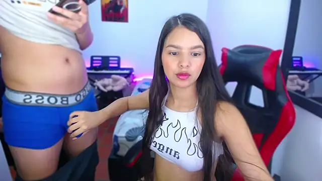 Snapshot of jessi_and_boy chatting on November 13, 4:17 pm jessi and boy online show from November 13, 4:17 pm