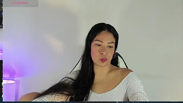 Snapshot of bella_hadid1_ chatting on March 2, 1:38 pm bella hadid1 online show from March 2, 1:38 pm