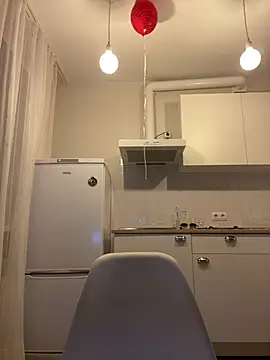 Eva Weyne online show from April 11, 9:30 pm