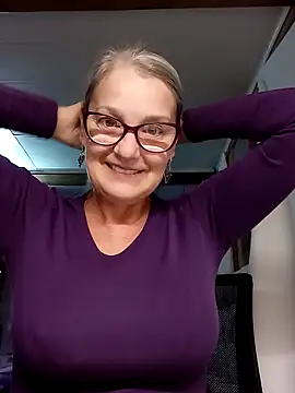 Snapshot of irinamaux chatting on October 13, 5:18 am irinamaux online show from October 13, 5:18 am