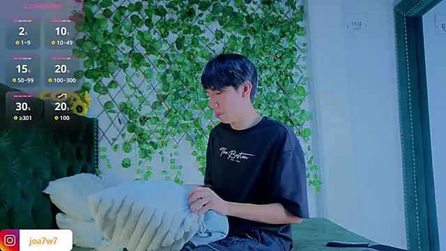 Snapshot of Levii_Ackermann chatting on February 11, 2:22 pm Levii Ackermann online show from February 11, 2:22 pm