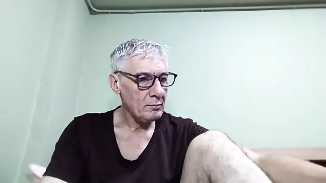 Snapshot of BIGUNCUTHARDCOCK chatting on October 24, 1:35 am BIGUNCUTHARDCOCK online show from October 24, 1:35 am