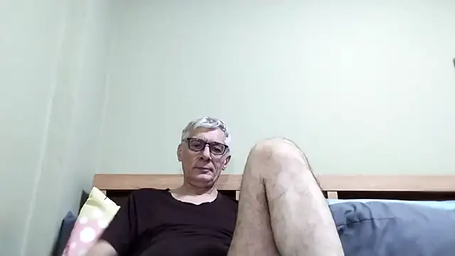 Snapshot of BIGUNCUTHARDCOCK chatting on November 4, 5:06 am BIGUNCUTHARDCOCK online show from November 4, 5:06 am