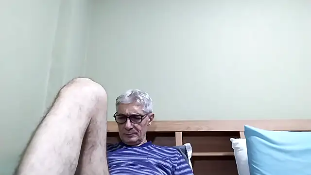 Snapshot of BIGUNCUTHARDCOCK chatting on November 5, 1:33 pm BIGUNCUTHARDCOCK online show from November 5, 1:33 pm