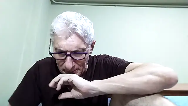 Snapshot of BIGUNCUTHARDCOCK chatting on November 6, 4:57 am BIGUNCUTHARDCOCK online show from November 6, 4:57 am