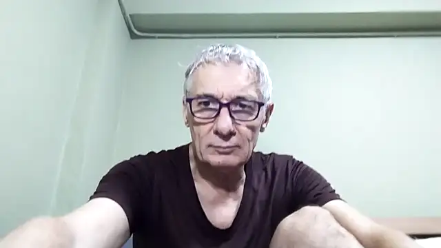 Snapshot of BIGUNCUTHARDCOCK chatting on November 15, 1:14 am BIGUNCUTHARDCOCK online show from November 15, 1:14 am