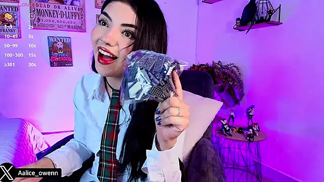 Snapshot of Aliceowenn chatting on October 11, 9:13 pm Aliceowenn online show from October 11, 9:13 pm