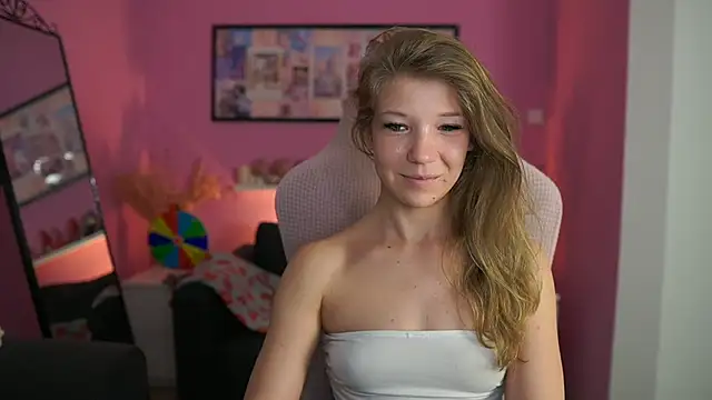 missicute online show from April 5, 6:27 pm