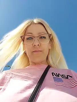 Snapshot of blondyruby chatting on February 22, 12:47 pm blondyruby online show from February 22, 12:47 pm