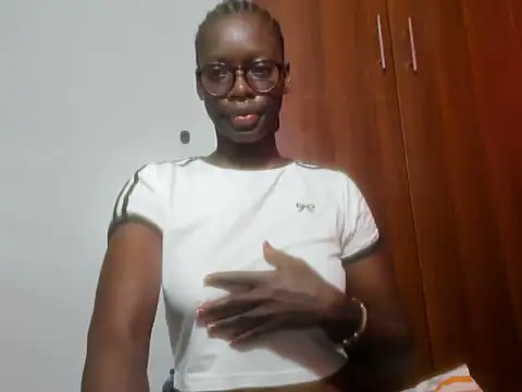 Snapshot of afro_pop chatting on January 18, 5:31 am afro pop online show from January 18, 5:31 am