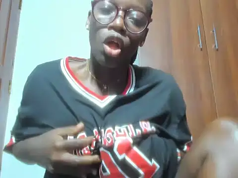 Snapshot of afro_pop chatting on January 27, 12:33 am afro pop online show from January 27, 12:33 am