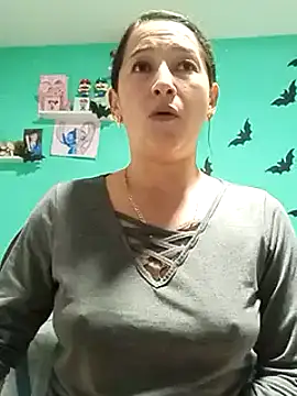 Snapshot of emilypoppy3 chatting on December 13, 1:59 am emilypoppy3 online show from December 13, 1:59 am