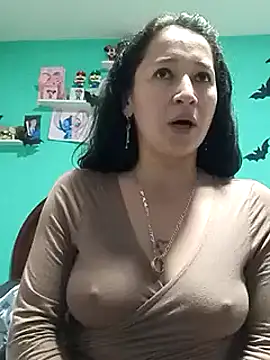 Snapshot of emilypoppy3 chatting on December 18, 4:39 pm emilypoppy3 online show from December 18, 4:39 pm