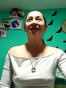 Snapshot of emilypoppy3 chatting on February 6, 1:32 pm emilypoppy3 online show from February 6, 1:32 pm