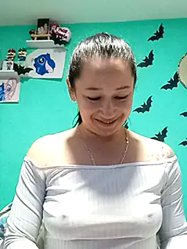Snapshot of emilypoppy3 chatting on February 6, 4:36 pm emilypoppy3 online show from February 6, 4:36 pm