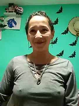Snapshot of emilypoppy3 chatting on February 20, 3:45 am emilypoppy3 online show from February 20, 3:45 am