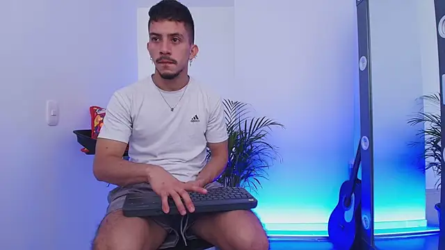 Snapshot of Aron-santoro chatting on November 7, 2:39 pm Aron-santoro online show from November 7, 2:39 pm