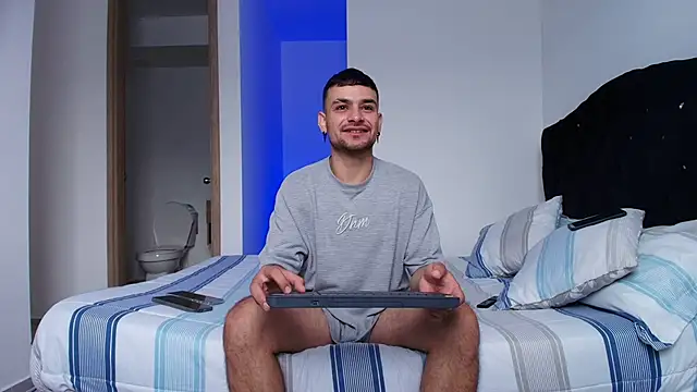 Snapshot of Aron-santoro chatting on November 27, 2:08 pm Aron-santoro online show from November 27, 2:08 pm