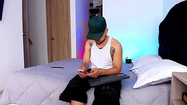 Snapshot of Aron-santoro chatting on July 9, 4:33 pm Aron-santoro online show from July 9, 4:33 pm