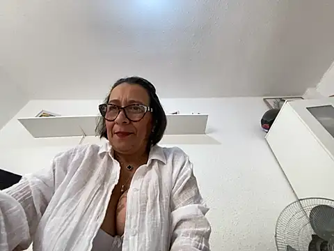 Snapshot of sweeviolet chatting on March 18, 1:47 pm sweeviolet online show from March 18, 1:47 pm