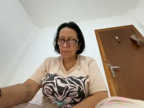 Snapshot of sweeviolet chatting on April 2, 7:17 am sweeviolet online show from April 2, 7:17 am
