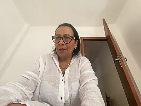 Snapshot of sweeviolet chatting on April 15, 12:23 pm sweeviolet online show from April 15, 12:23 pm
