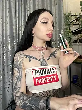 Snapshot of Molly__Moon chatting on February 3, 6:22 am Molly Moon online show from February 3, 6:22 am