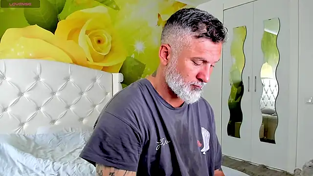 Snapshot of BlowMyXXL chatting on November 6, 8:26 am BlowMyXXL online show from November 6, 8:26 am