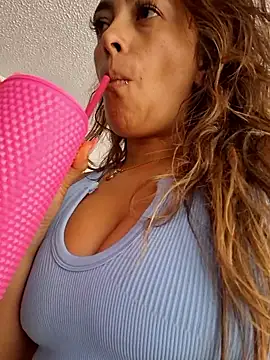 lauramcdowell1 online show from January 11, 8:47 pm