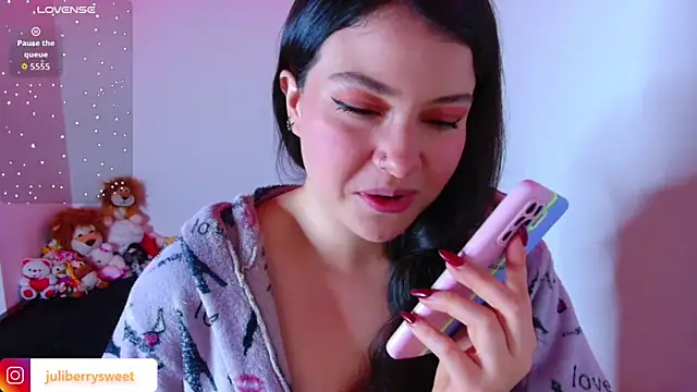 Snapshot of juli05star20 chatting on November 13, 1:37 am juli05star20 online show from November 13, 1:37 am