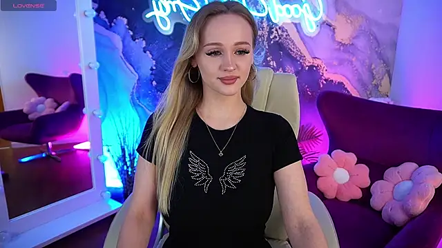 LylaYeess online show from July 22, 1:03 pm