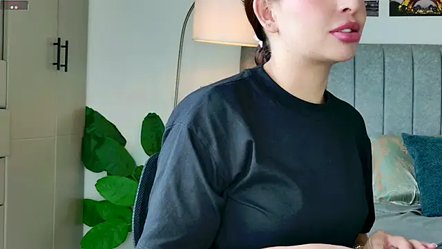 caralella online show from February 24, 9:24 pm